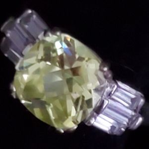Avon silvertone square checkerboard cut limón CZ ring sizes 8 to 9